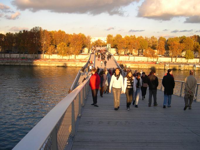  promeneurs sur la passerelle Simone de Beauvoir